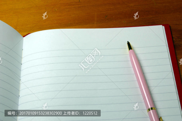 筆記本上的筆