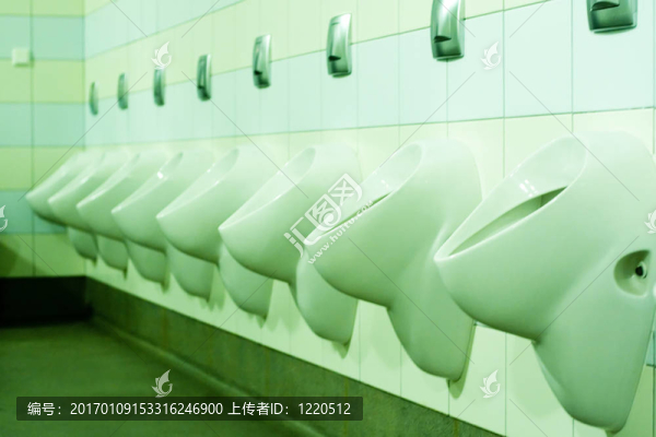 在小便池的線