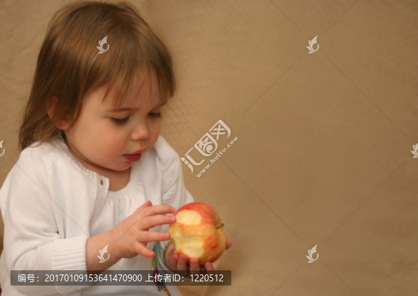 女孩吃蘋果