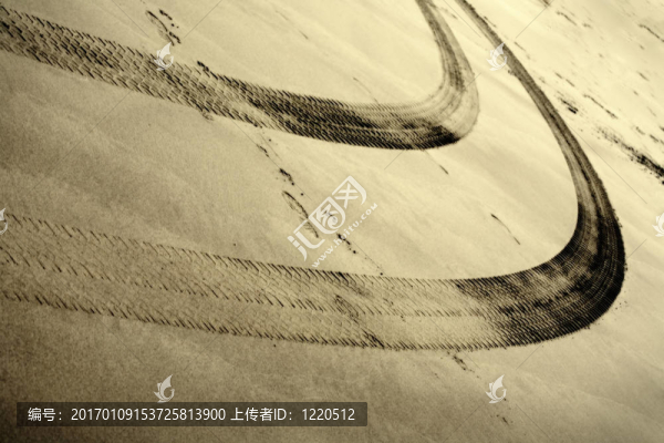 沙灘上的輪胎痕跡