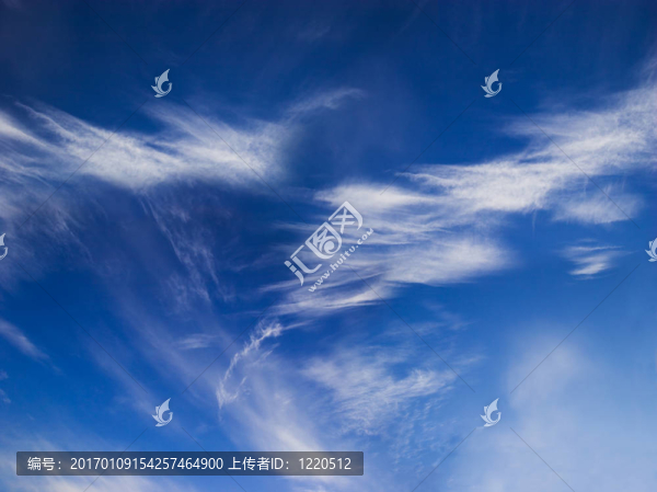 深藍(lán)色的天空，白云
