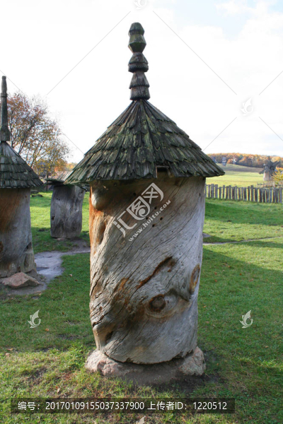 古代農(nóng)村養(yǎng)蜂場；蜜蜂花園秋天的景色