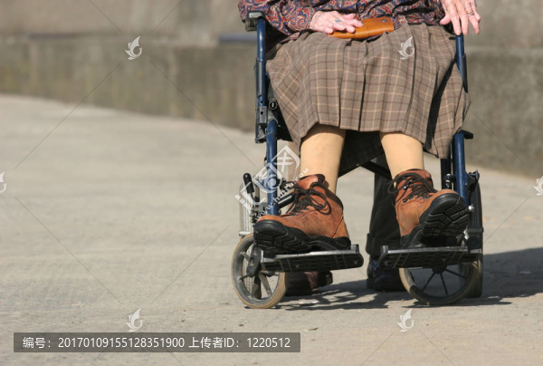 坐在輪椅上