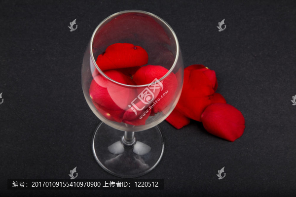 酒杯里的玫瑰花瓣