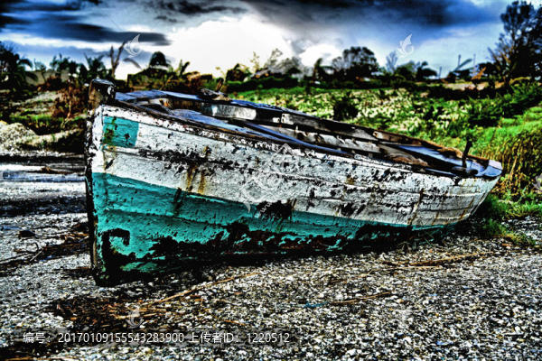 綠色和白色的帆船擱淺在維蘭庫(kù)洛海洋退潮；莫桑比克藝術(shù)的修飾