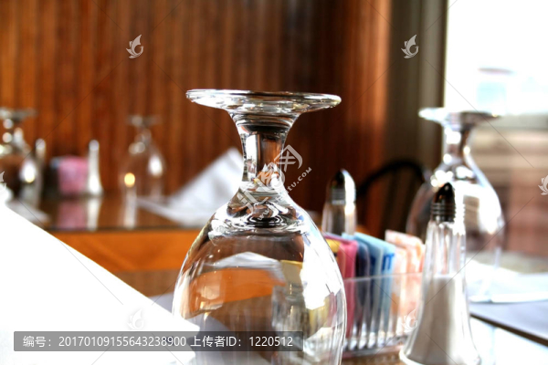 倒空玻璃杯