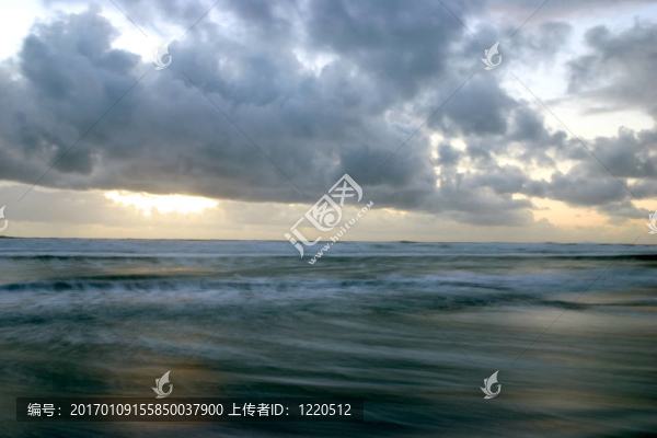 海灘上的波浪