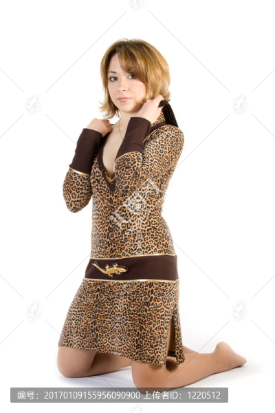 漂亮女孩在地板上