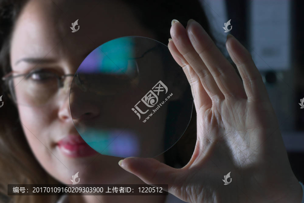 與translicent芯片牽手的女人