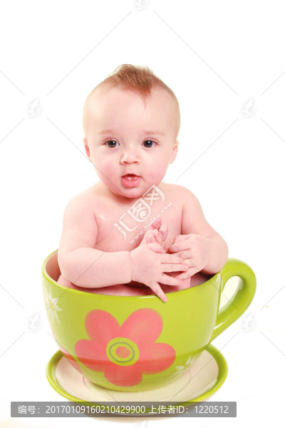 在一個(gè)大杯子里的嬰兒