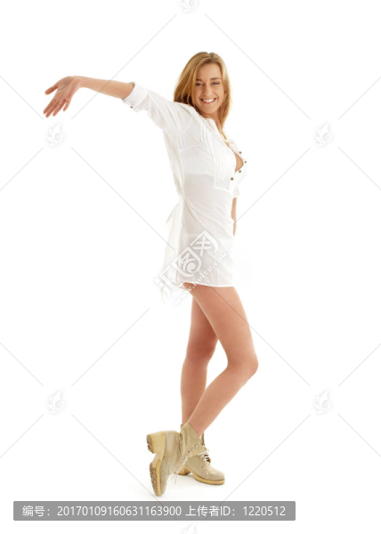 穿著白色衣服和靴子的快樂女孩