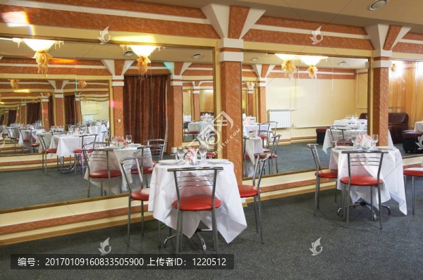 帶鏡子墻的餐廳
