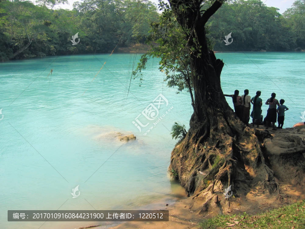 婦女在河；Agua,Clara；墨西哥