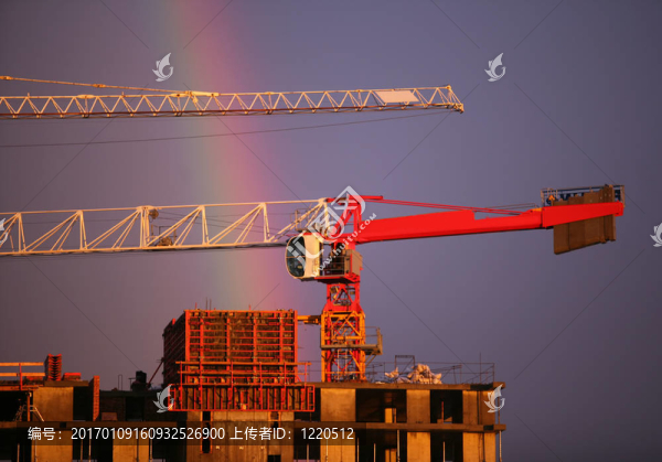建筑起重機(jī)與彩虹