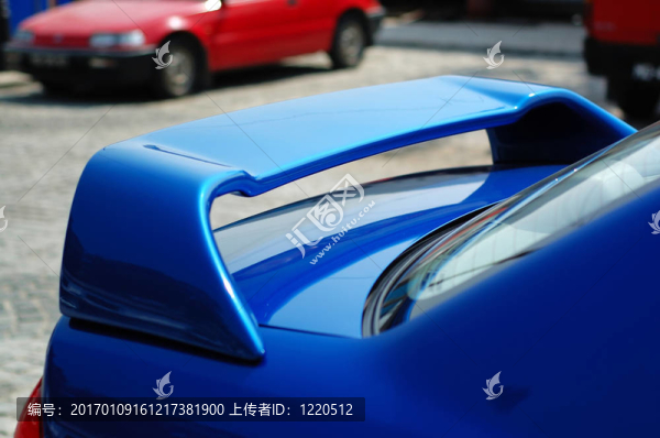 一個(gè)運(yùn)動(dòng)車(chē)的后部