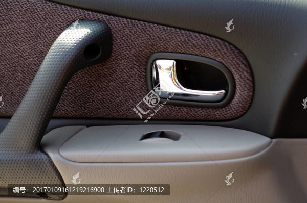 現(xiàn)代汽車車門內(nèi)飾板