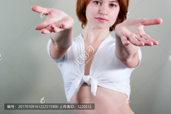 伸出手