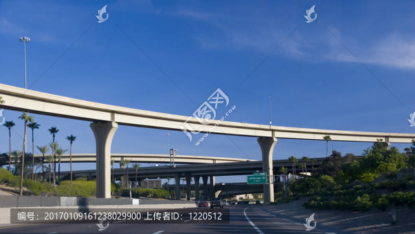 手掌上方的公路交匯處
