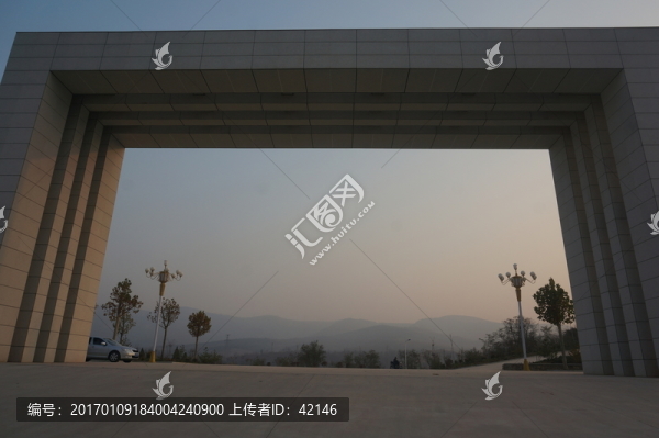 夕陽(yáng)下的原山艱苦創(chuàng)業(yè)紀(jì)念館大門(mén)-匯圖網(wǎng) www.fosd68.com 夕陽(yáng)下的原山艱苦創(chuàng)業(yè)紀(jì)念館大門(mén)