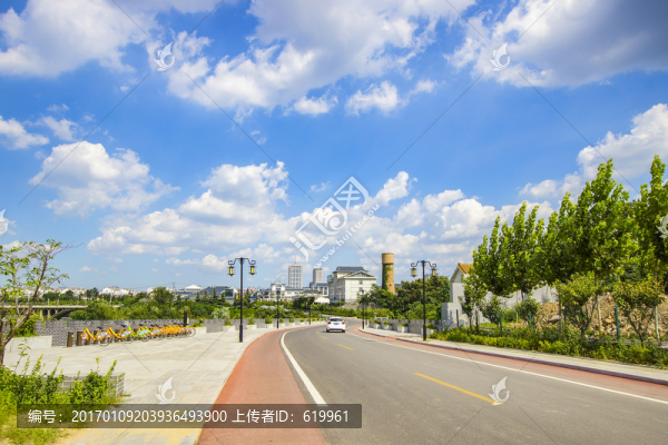 藍(lán)天白云下的城市公路