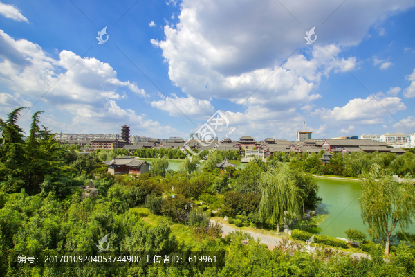 藍(lán)天白云下的城市風(fēng)光