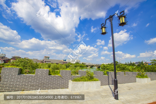 藍天白云下的城市風(fēng)光