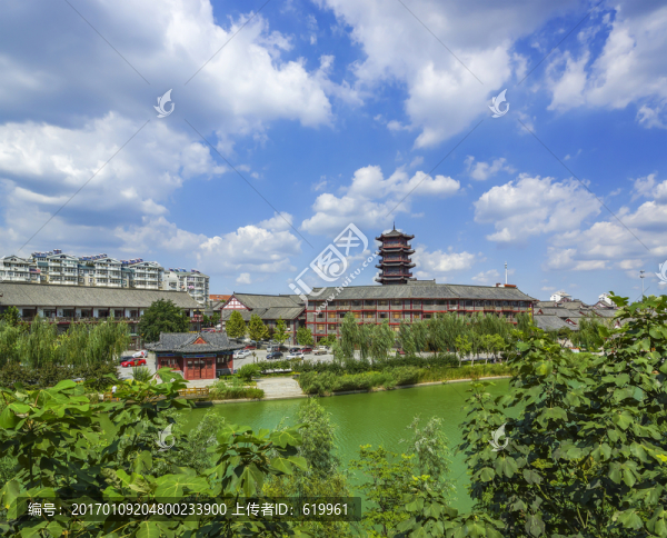 藍(lán)天白云下的城市風(fēng)光
