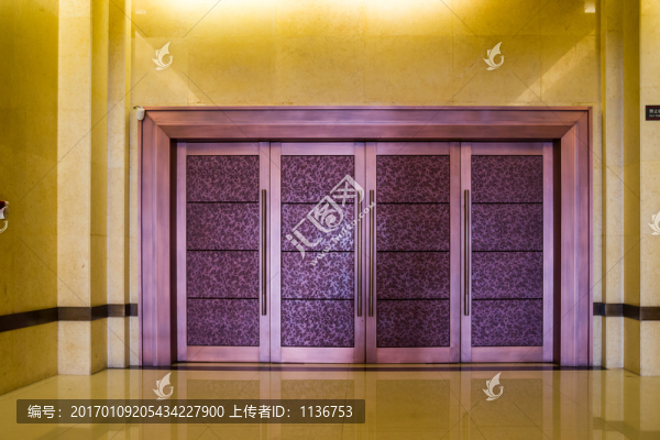 金屬大門