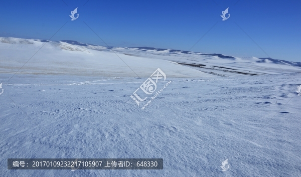 山丘雪原