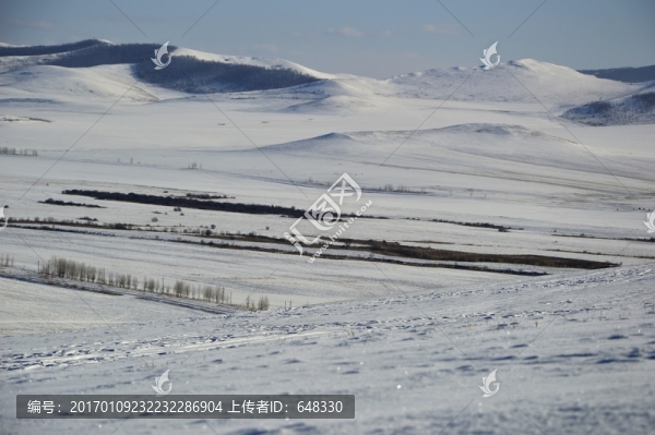 山丘雪景