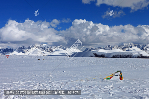 銀裝素裹的巴顏喀拉山脈