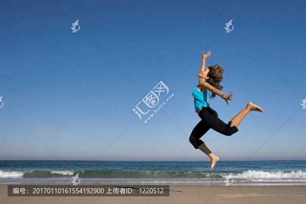在海灘上跳