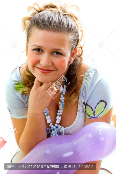 微笑的女孩帶著紫色的氣球