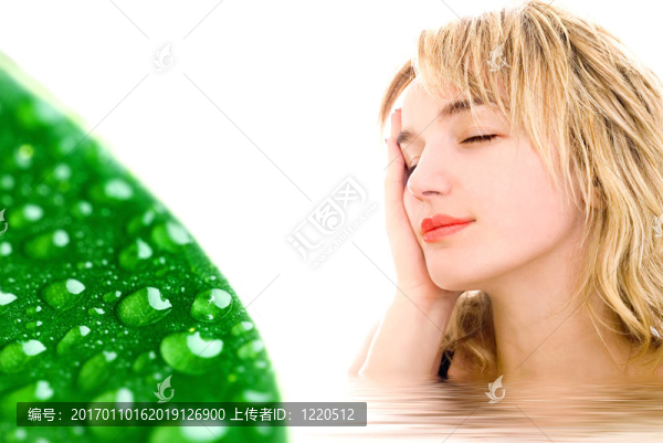 輕松的女人和水滴的綠葉
