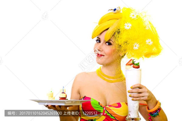 香蕉女士與托盤的小吃和奶油雞尾酒