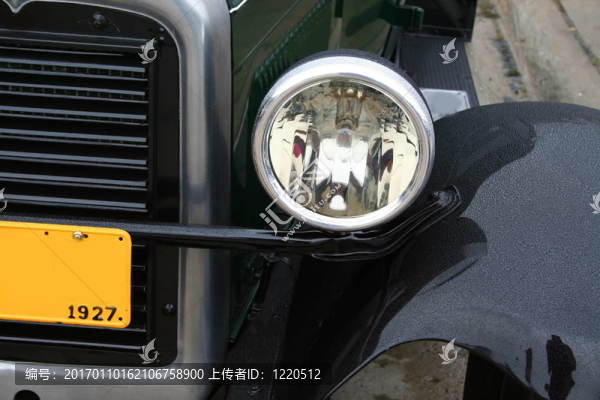 黑色經(jīng)典車
