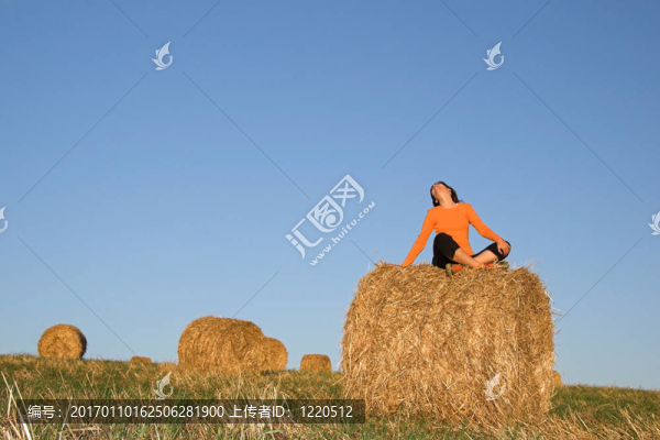 美麗的女人坐在干草包-匯圖網(wǎng) www.fosd68.com 美麗的女人坐在干草包