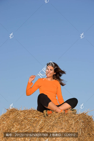 美麗的女人坐在田野里-匯圖網(wǎng) www.fosd68.com 美麗的女人坐在田野里