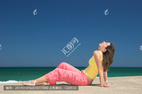 美麗的年輕女子在海灘放松