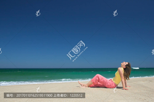 美麗的年輕女子在海灘放松