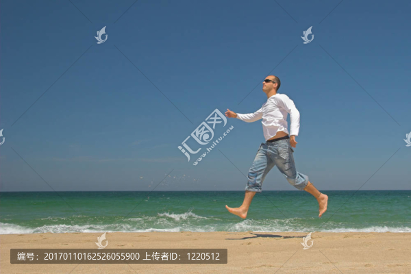 男子在海灘上跳
