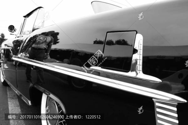 黑色經(jīng)典車