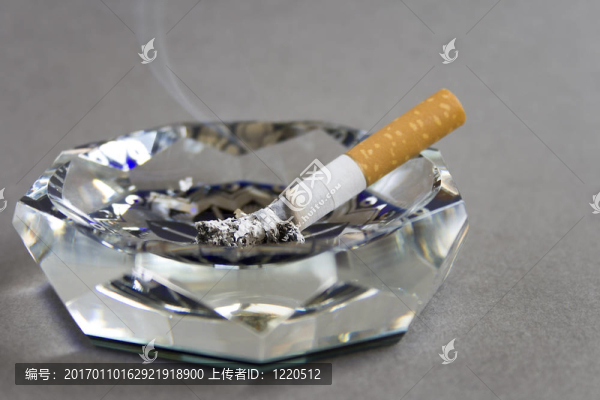 香煙和煙灰缸