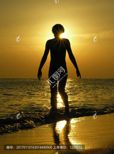 太陽在太陽下的女人