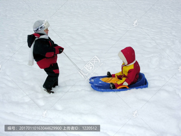 男孩在雪橇上騎嬰兒