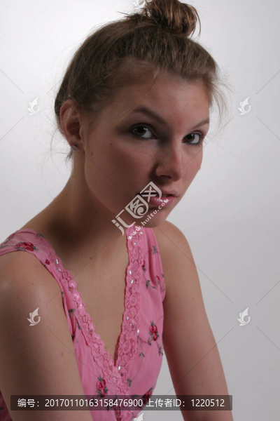 可愛的女人眼神接觸