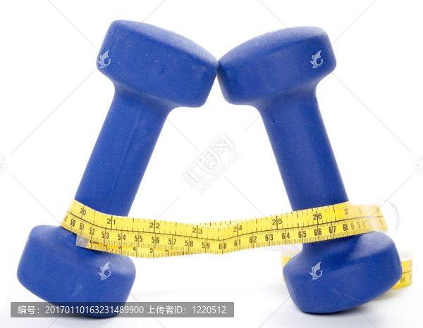 帶測量帶的兩個手的重量