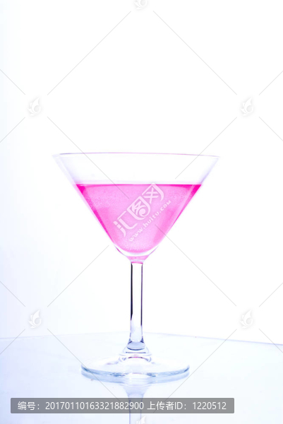 有魅力的粉紅色玻璃飲料波爾卡