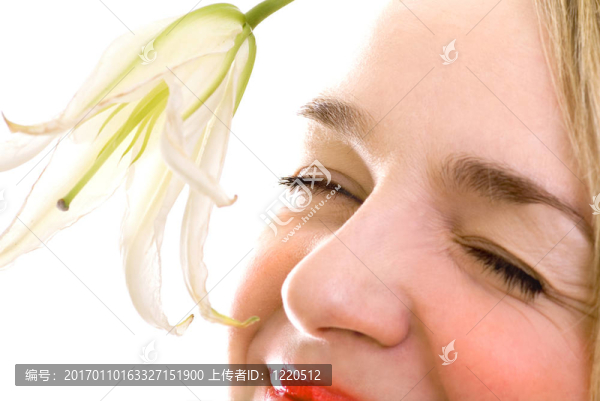 微笑的女性面部特寫與百合