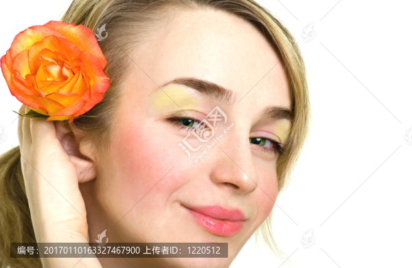 美麗的金發(fā)女孩與玫瑰在她的頭發(fā)